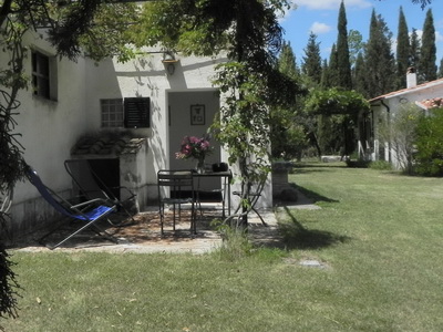 la veranda davanti all'ingresso dell'agriturismo Sovana nel casale Vignagrande a Saturnia in Toscana